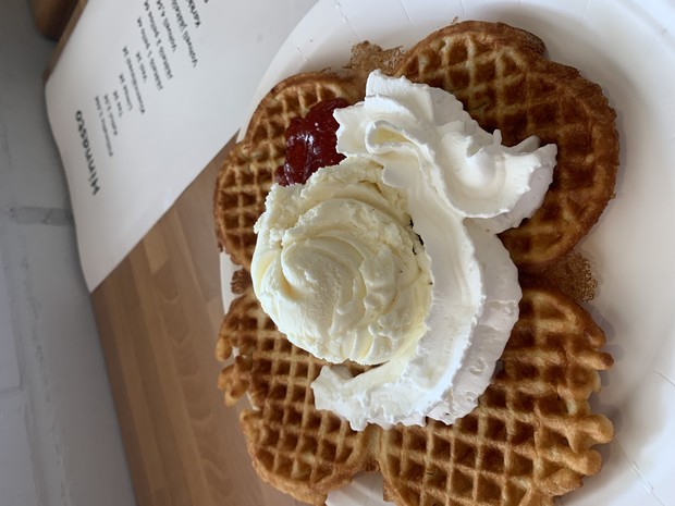 Vohveli kermavaahdolla ja hillolla