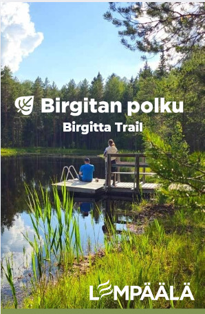 Birgitan polun kartan kansikuva: kaksi henkil&ouml;&auml; laiturilla mets&auml;lammen rannalla, kuvassa teksti &ldquo;Birgitan polku &ndash; Birgitta Trail&rdquo; ja Lemp&auml;&auml;l&auml;n logo.